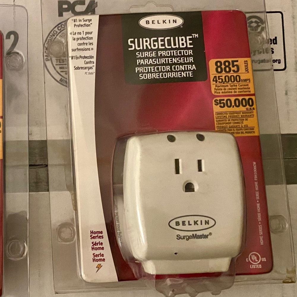 Belkin SurgeCube Surge Protector - White and Red Packaging